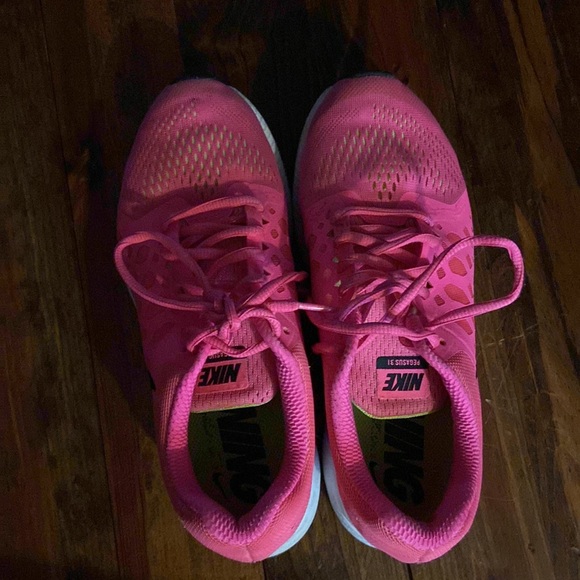 Gently Used Pink Nike Running Shoes Size 7.5 - Picture 4 of 5
